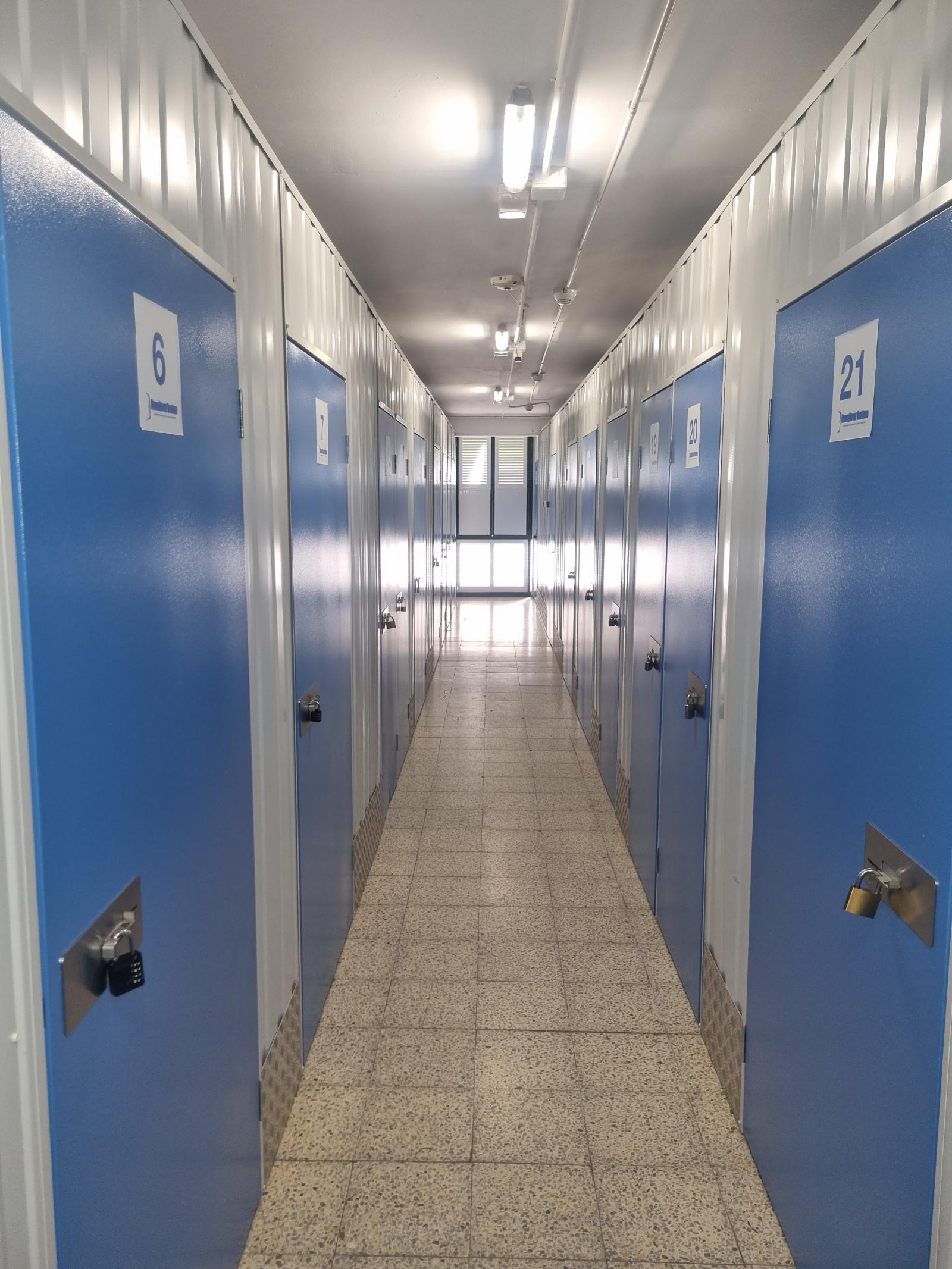 Pasillo interior de trasteros en L'Hospitalet 08903 cerca de Sants